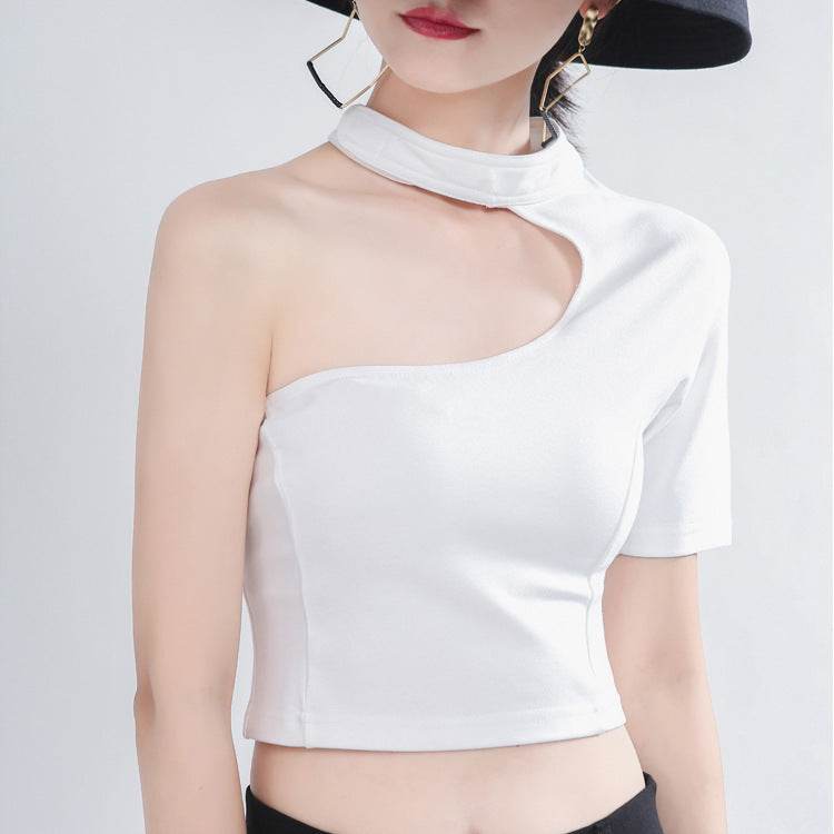 Top asimetric cu decupaje alb cu mânecă scurtă și guler înalt, stil modern și elegant