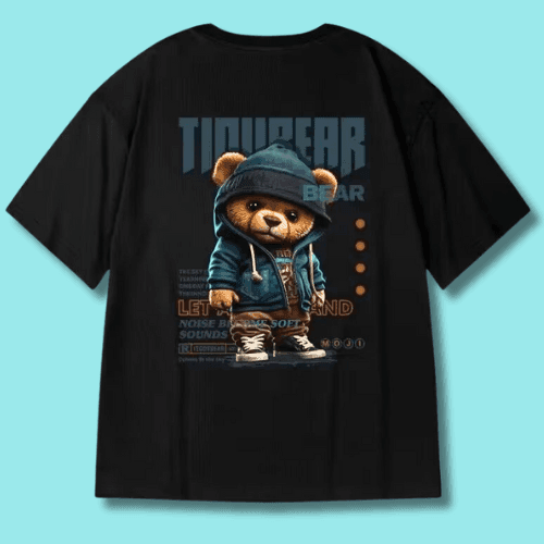 Tricou Bear negru cu imprimeu ursulet urban purtand hanorac si pantofi sport