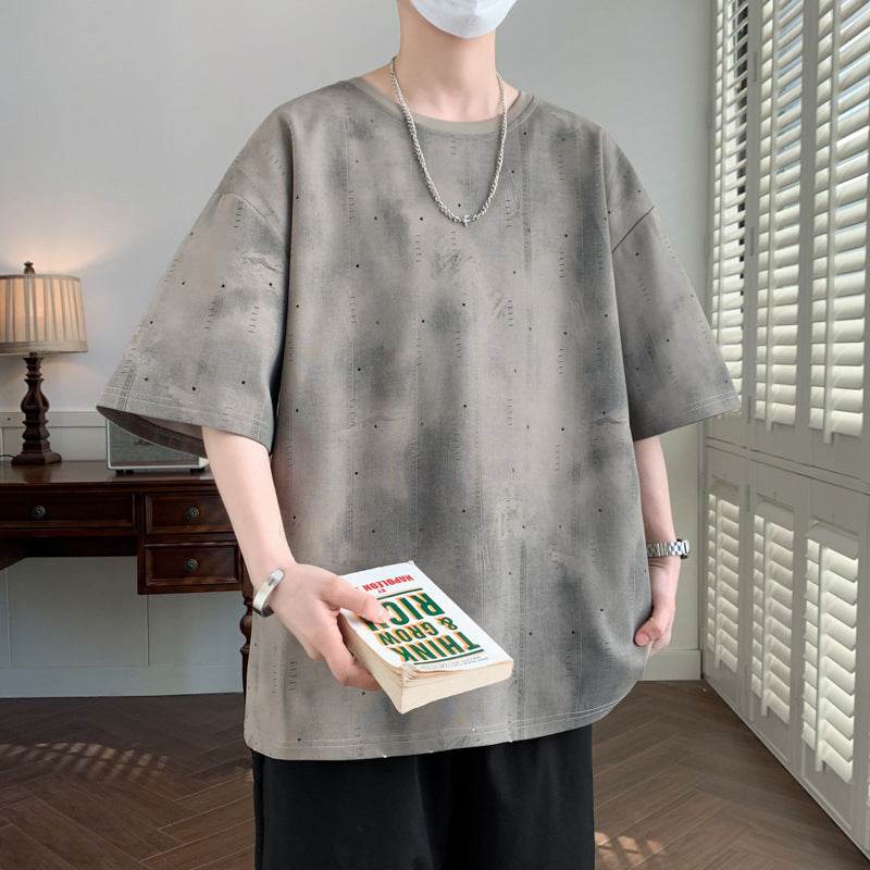 Tricou cu detalii minimaliste gri larg pentru bărbați purtat cu lanț și ceas casual