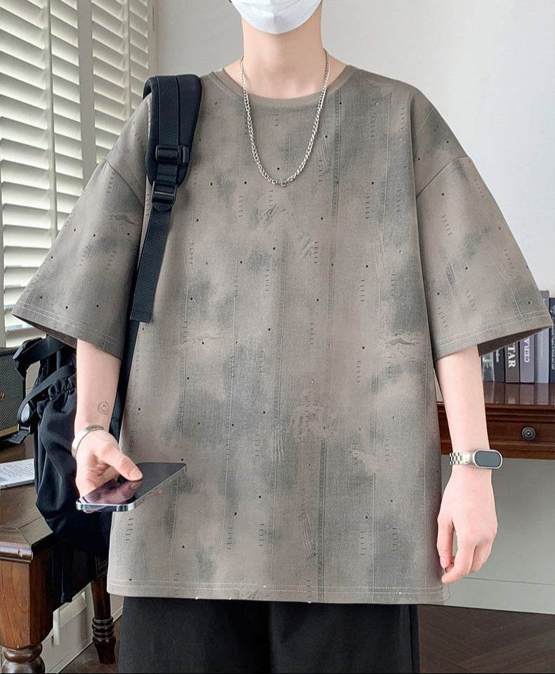 Tricou cu detalii minimaliste gri închis, croială lejeră, purtat cu rucsac negru și lanț argintiu