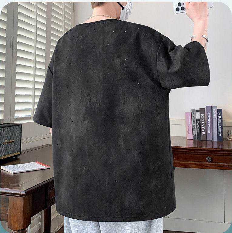 Persoană văzută din spate purtând un tricou cu detalii minimaliste negru, stil casual