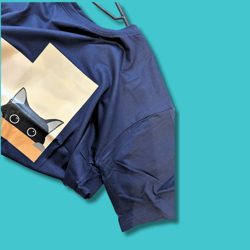 Tricou Curious cats albastru închis cu imprimeu pisică curioasă pe față, material bumbac moale