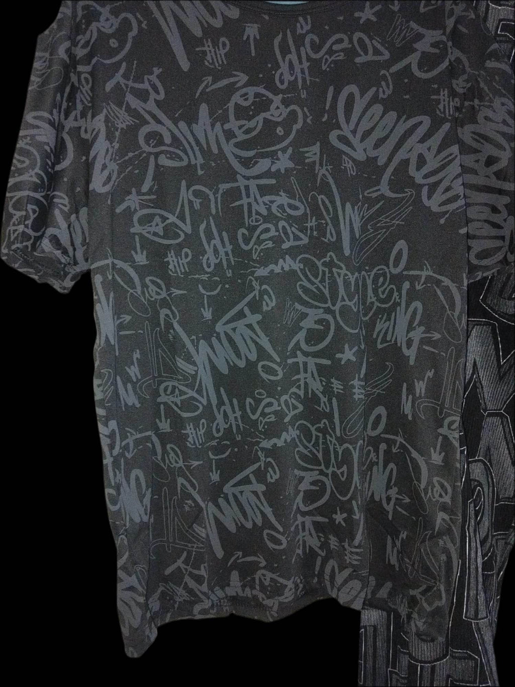 Tricou grafitti negru cu imprimeu urban abstract pentru un stil casual modern