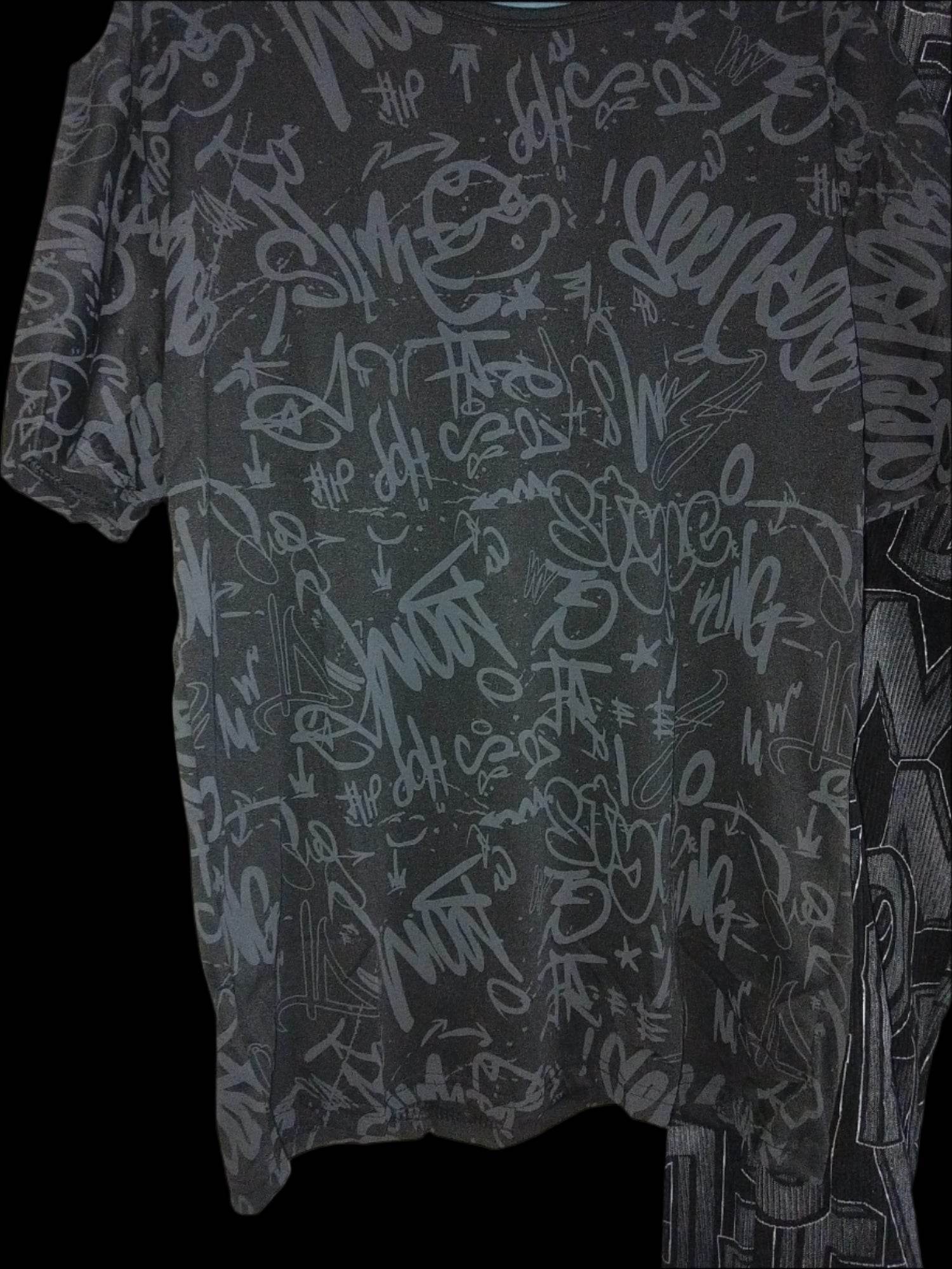 Tricou grafitti negru cu imprimeu urban abstract pentru un stil casual modern