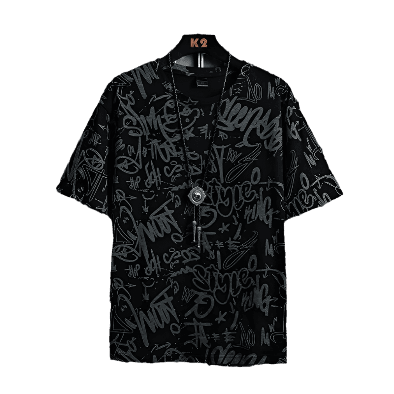 Tricou grafitti negru cu imprimeu urban alb-gri și colier decorativ de la AM Vision RO