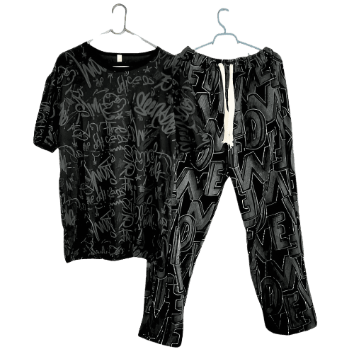 Set tricou grafitti negru cu imprimeu alb de la AM Vision RO, tricou și pantaloni asortați