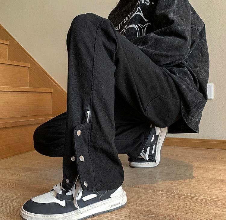 Model in genunchi poarta Jeans cu capse la picior negri, design cu fermoar si nasturi, stil casual