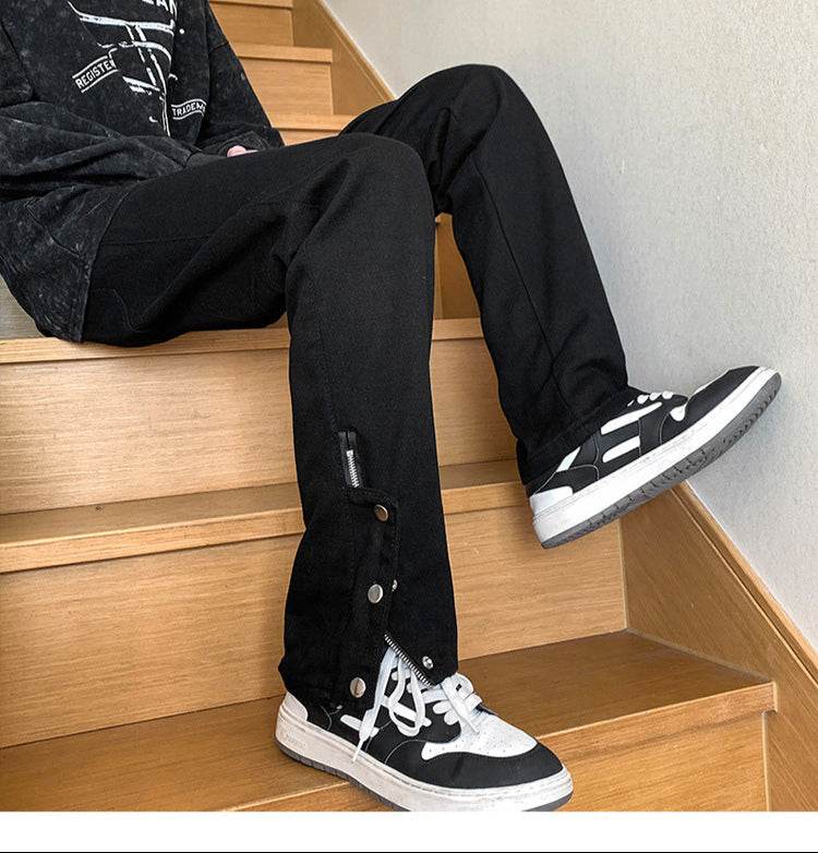 Jeans cu capse la picior negru AM Vision RO model lejer pe scari cu tenisi albi si negri
