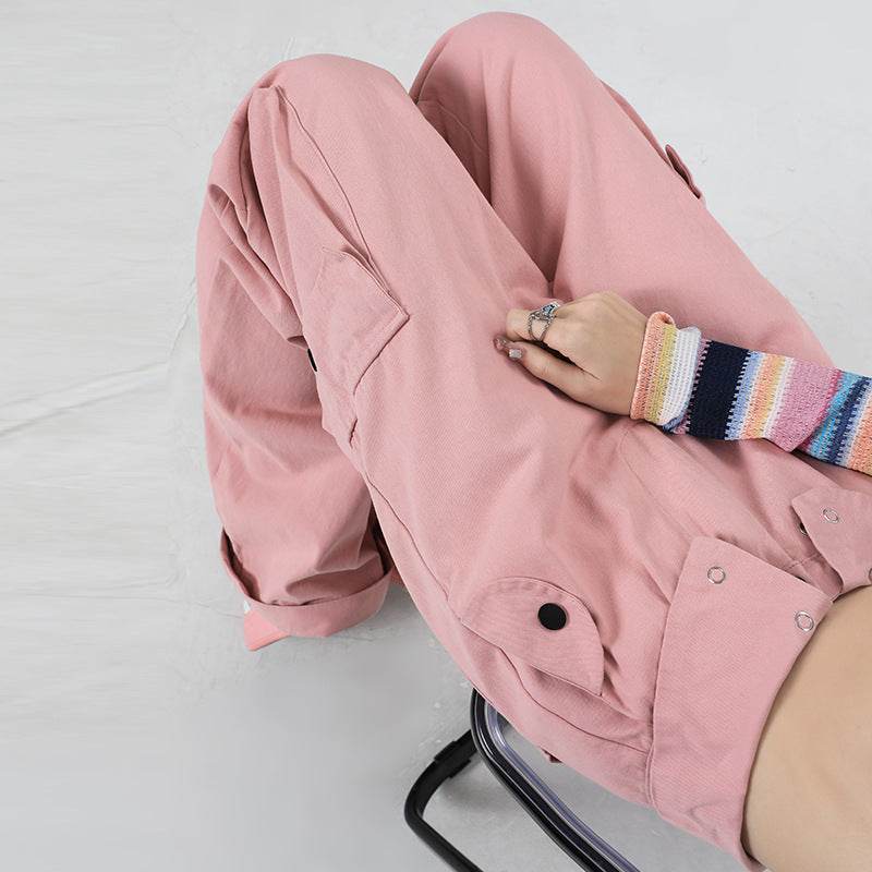Pantaloni Cotton Candy Cargo roz pudrat, model cargo cu buzunare laterale și croială lejeră pentru look casual