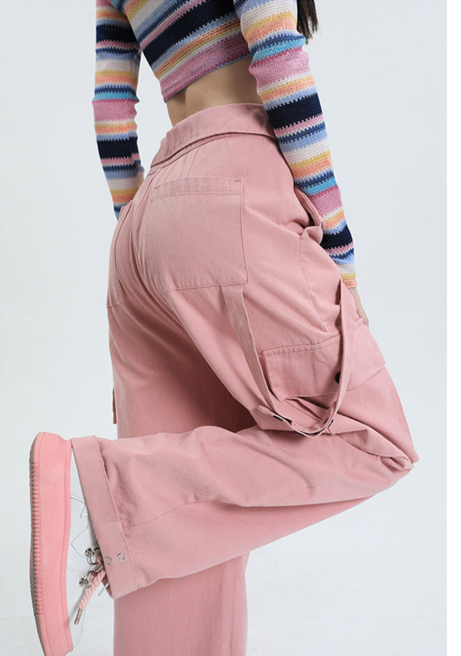 Pantaloni Cotton Candy Cargo roz pastel, vedere din spate, buzunare cargo laterale, asortati cu pulover in dungi