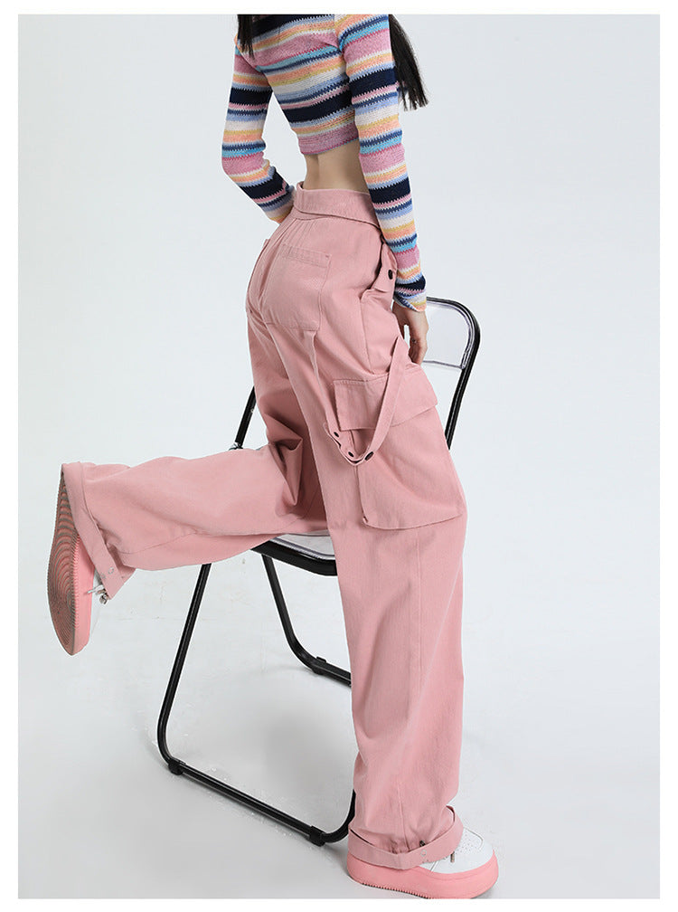 Model purtand Pantaloni Cotton Candy Cargo roz pal evazati cu buzunare mari si stil casual urban