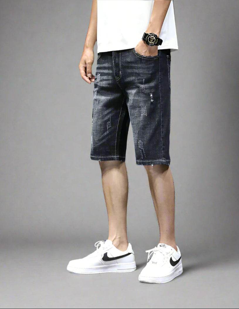 Pantaloni scurți de bărbați din denim. Model bleumarin uzat, lungime până la genunchi, buzunare laterale și stil casual