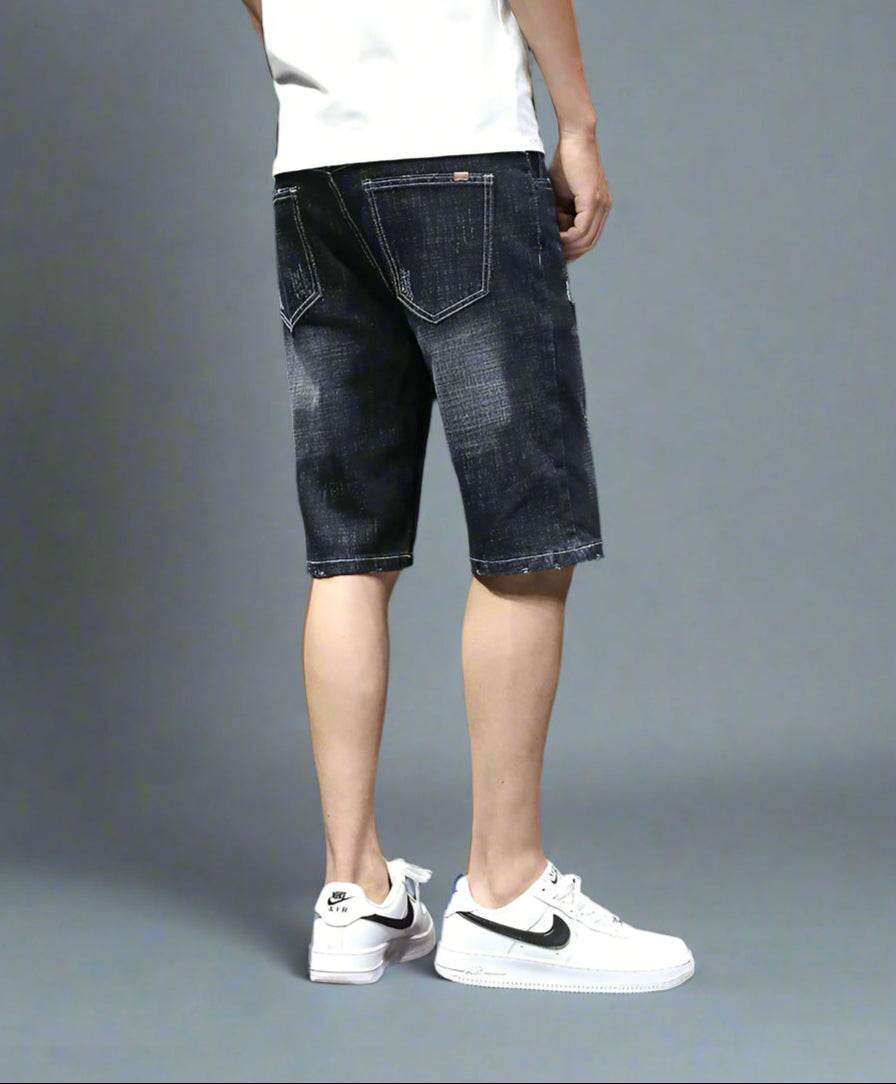 Pantaloni scurți de bărbați din denim. Spate vedere cu buzunare contrastante croi până la genunchi model casual AM Vision RO