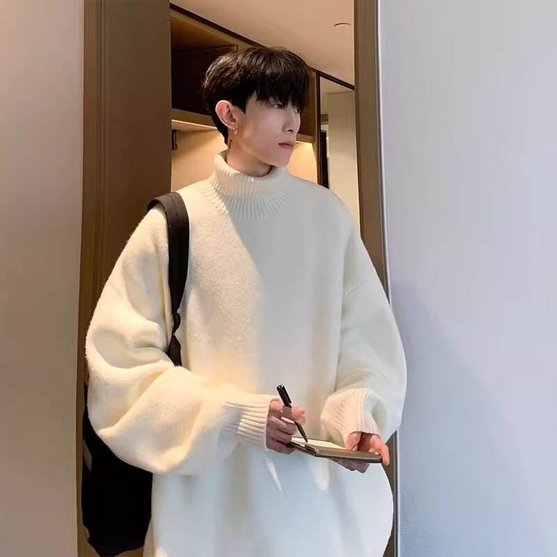 Bărbat tânăr purtând Pulover cu guler lazy style loose alb oversized cu mâneci bufante și rucsac negru