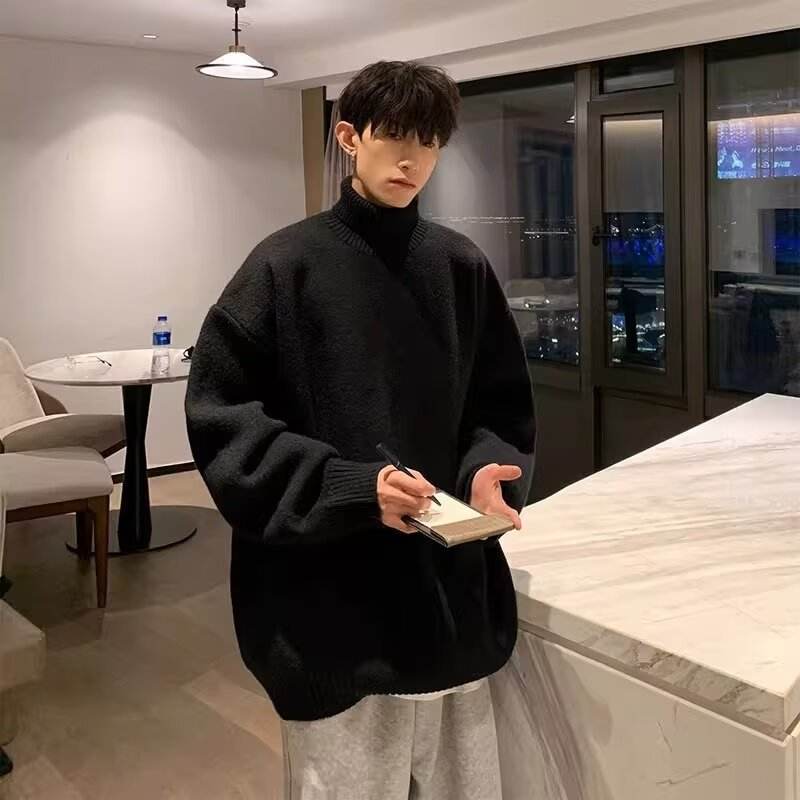 Model masculin in pulover negru oversized in interior modern scriind in caiet Pulover cu guler lazy style loose