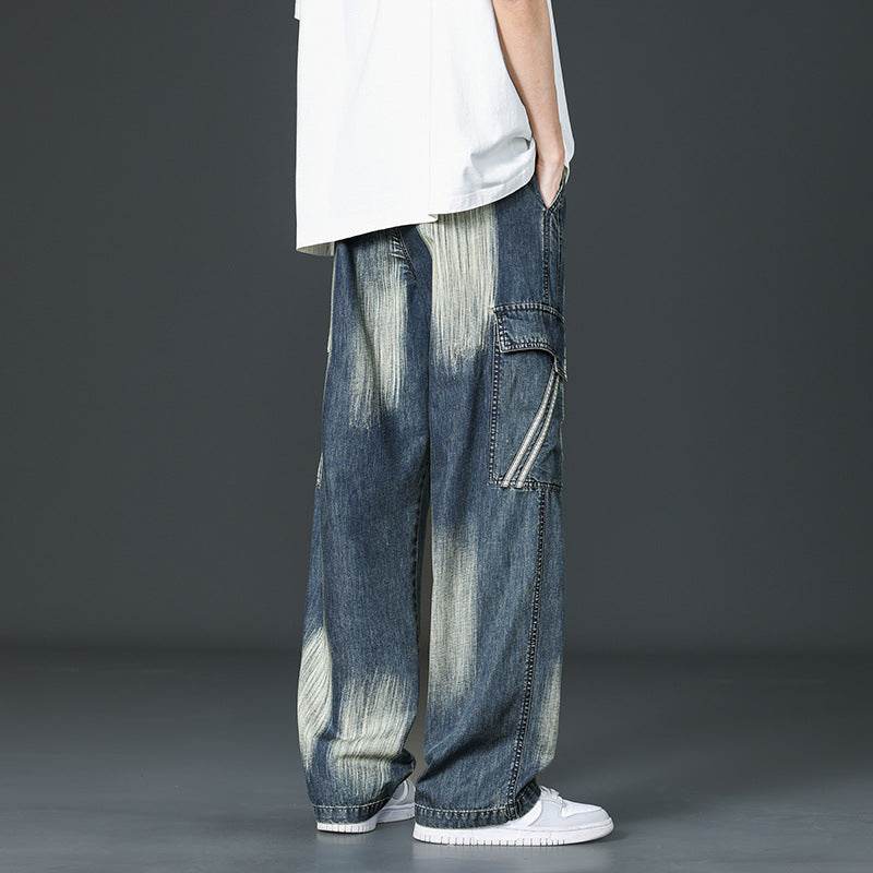Pantaloni cargo prespălați drepți denim cu buzunare laterale purtați de bărbat cu tricou alb