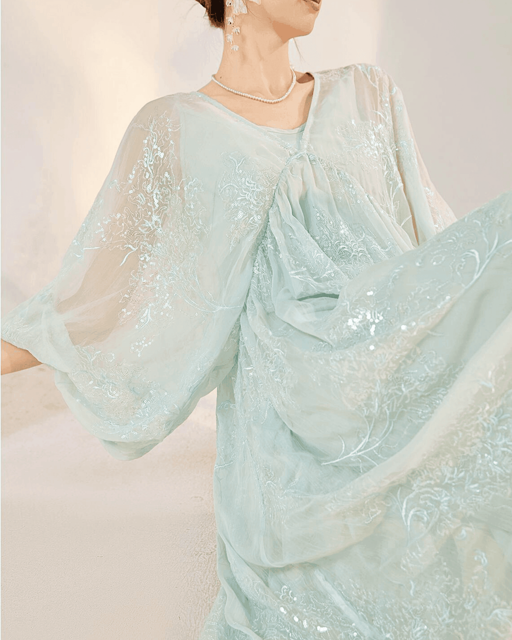 Rochie albastru mentă cu broderie delicată și mâneci largi vaporoase, elegantă și stilată
