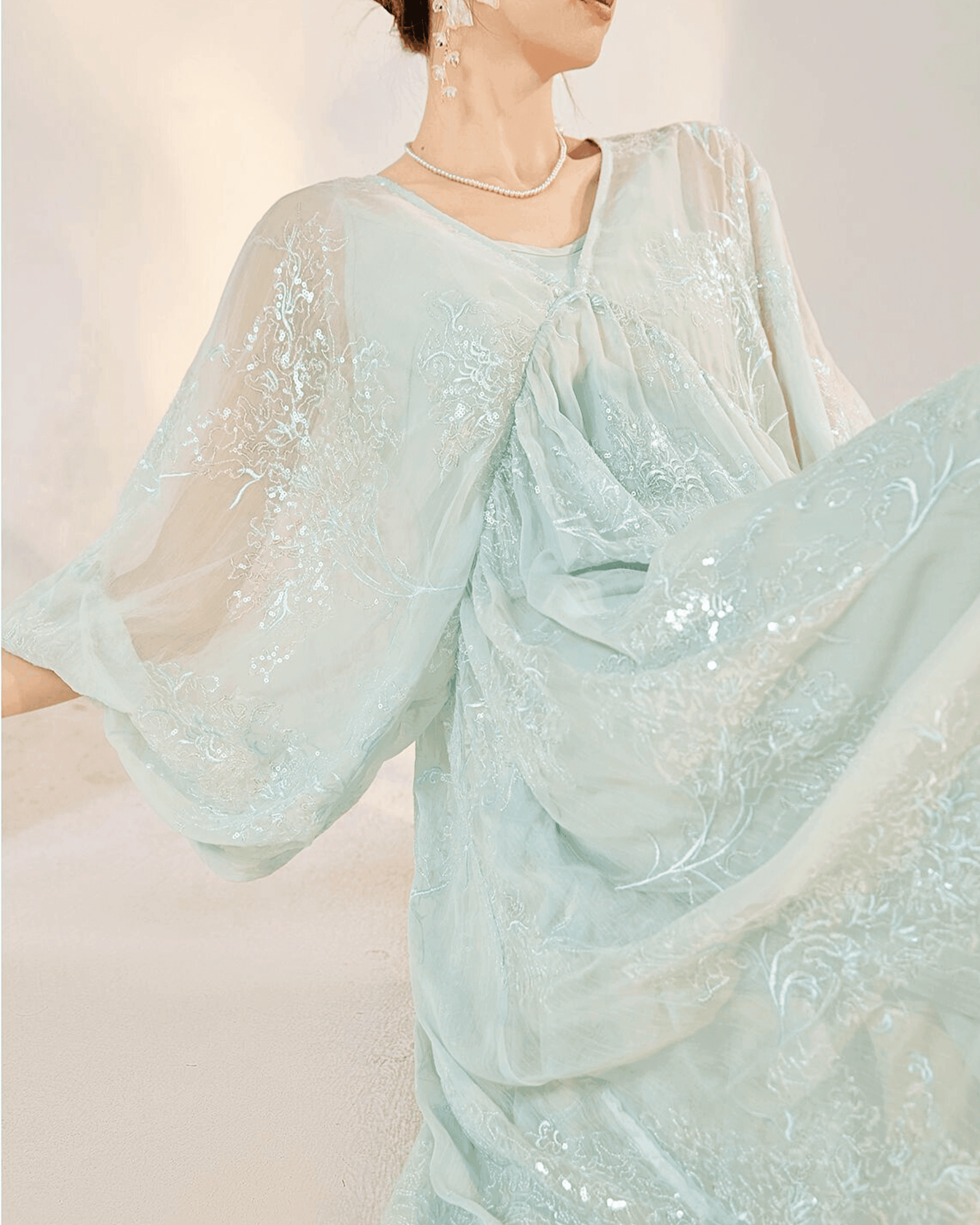 Rochie albastru mentă cu broderie delicată și mâneci largi vaporoase, elegantă și stilată