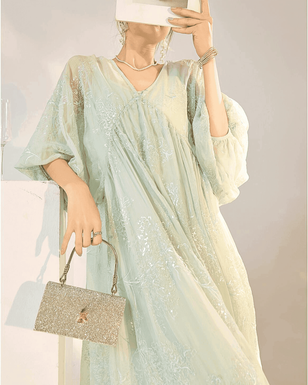Rochie albastru mentă cu broderie delicată și mâneci bufante purtată de femeie elegantă