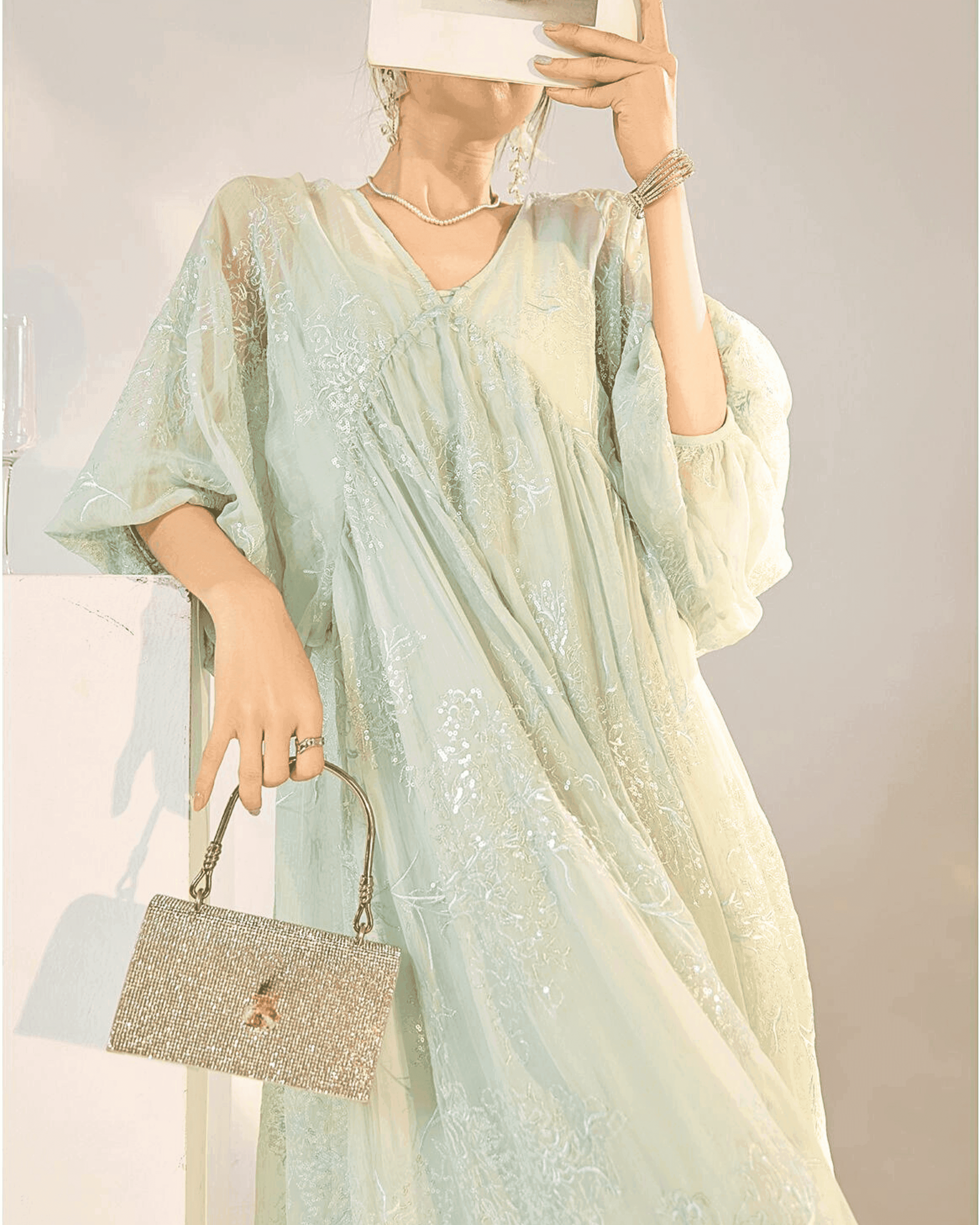 Rochie albastru mentă cu broderie delicată și mâneci bufante purtată de femeie elegantă