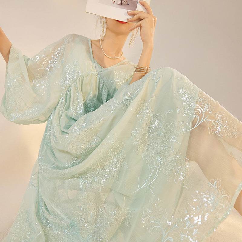 Rochie albastru mentă cu broderie delicată și croi lejer elegant de la AM Vision RO