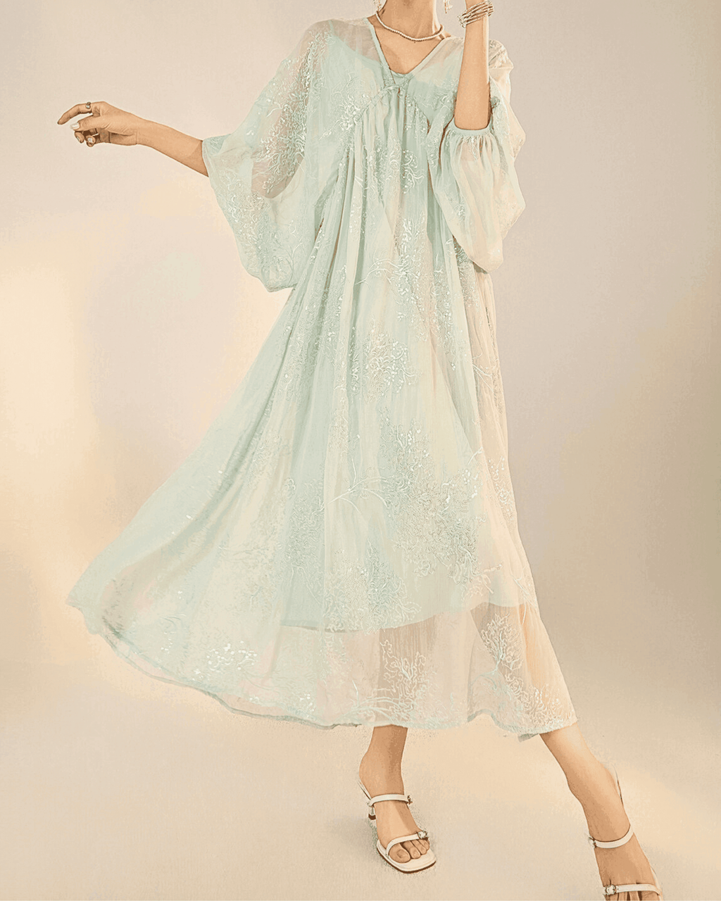 Rochie albastru mentă cu broderie, mâneci largi și croială largă, perfectă pentru ocazii elegante