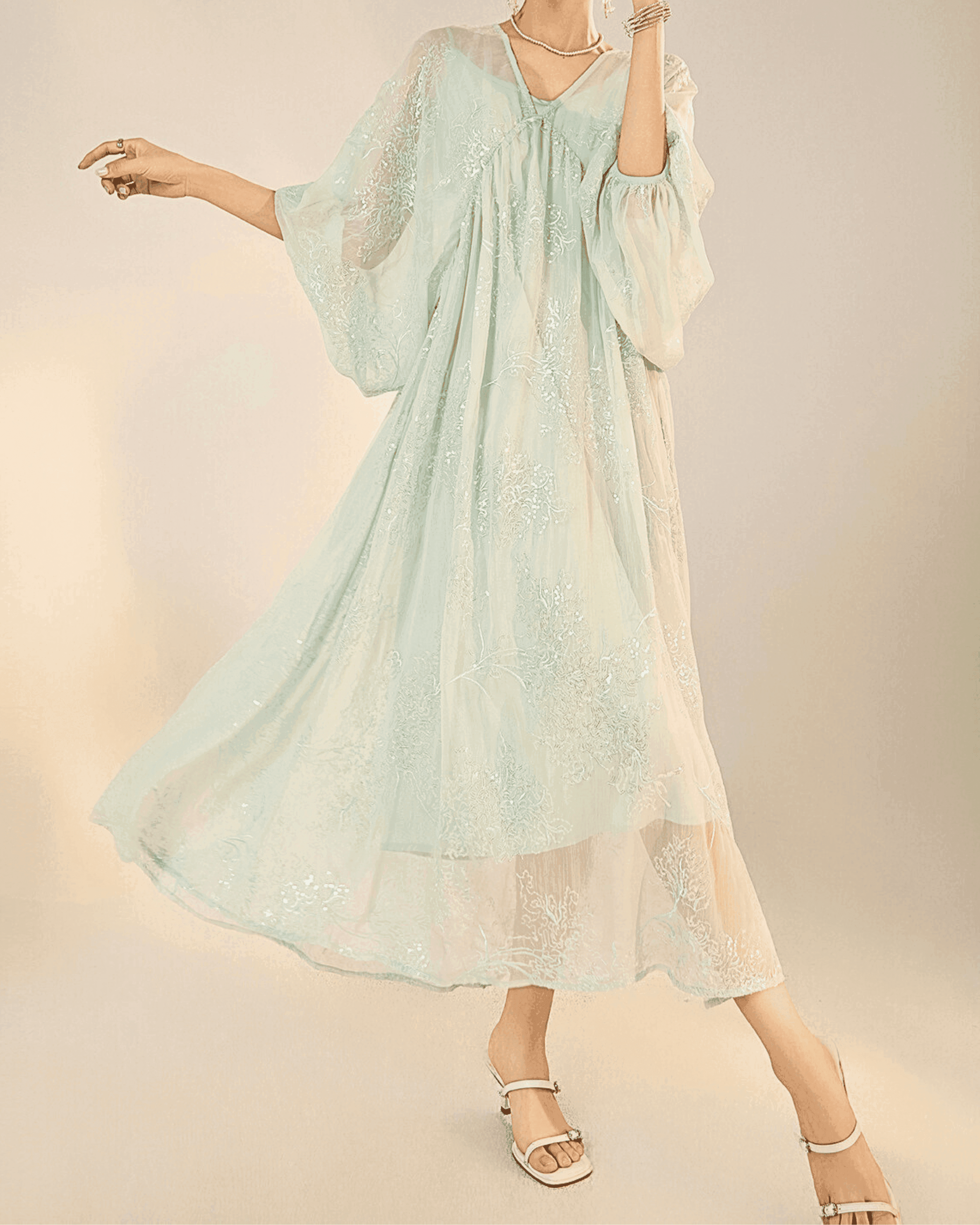 Rochie albastru mentă cu broderie, mâneci largi și croială largă, perfectă pentru ocazii elegante