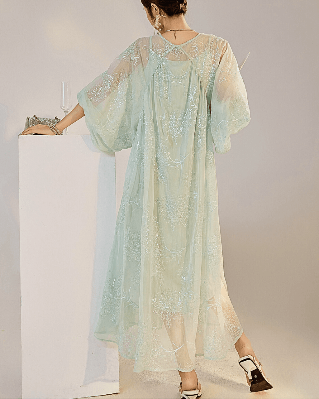 Rochie albastru mentă cu broderie, lungă, cu mâneci largi și design elegant de la AM Vision RO