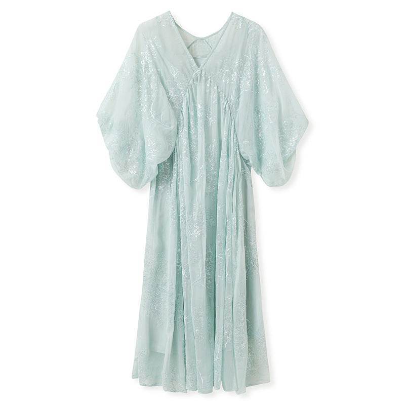 Rochie albastru mentă cu broderie din material ușor, cu mâneci largi și croială vaporoasă