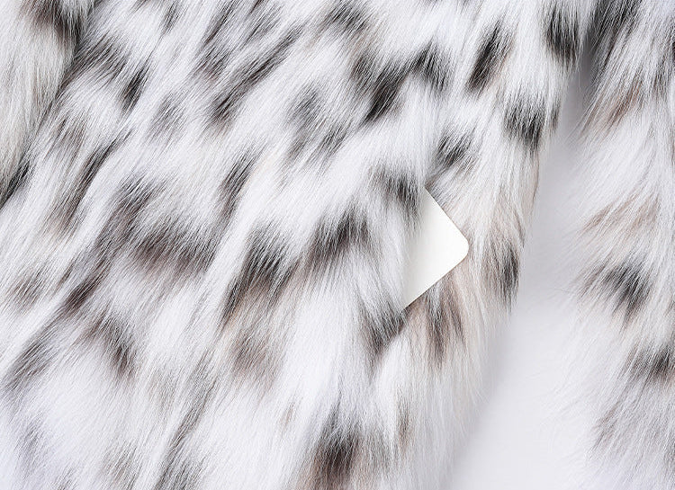 Close-up of the soft texture and design of the White Luxe Lynx Coat by AM Vision RO